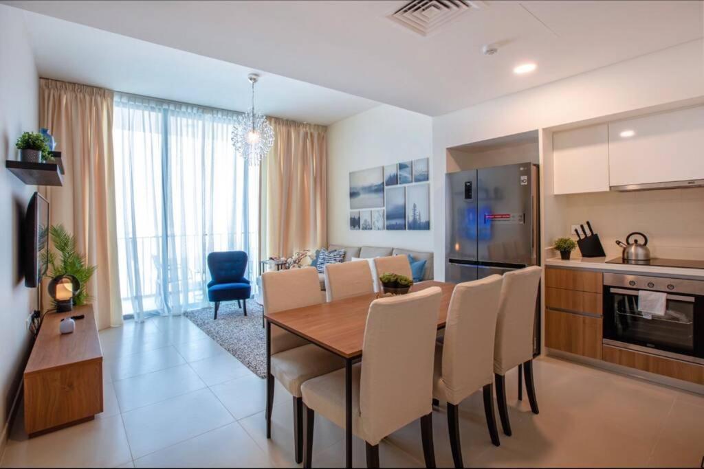 A Luxury Aprt 2 Bedrooms Balcony With Wonderful View Mall Access Hi Speed Wifi Beach Access & Much More For Family Only Samaheej Exterior foto